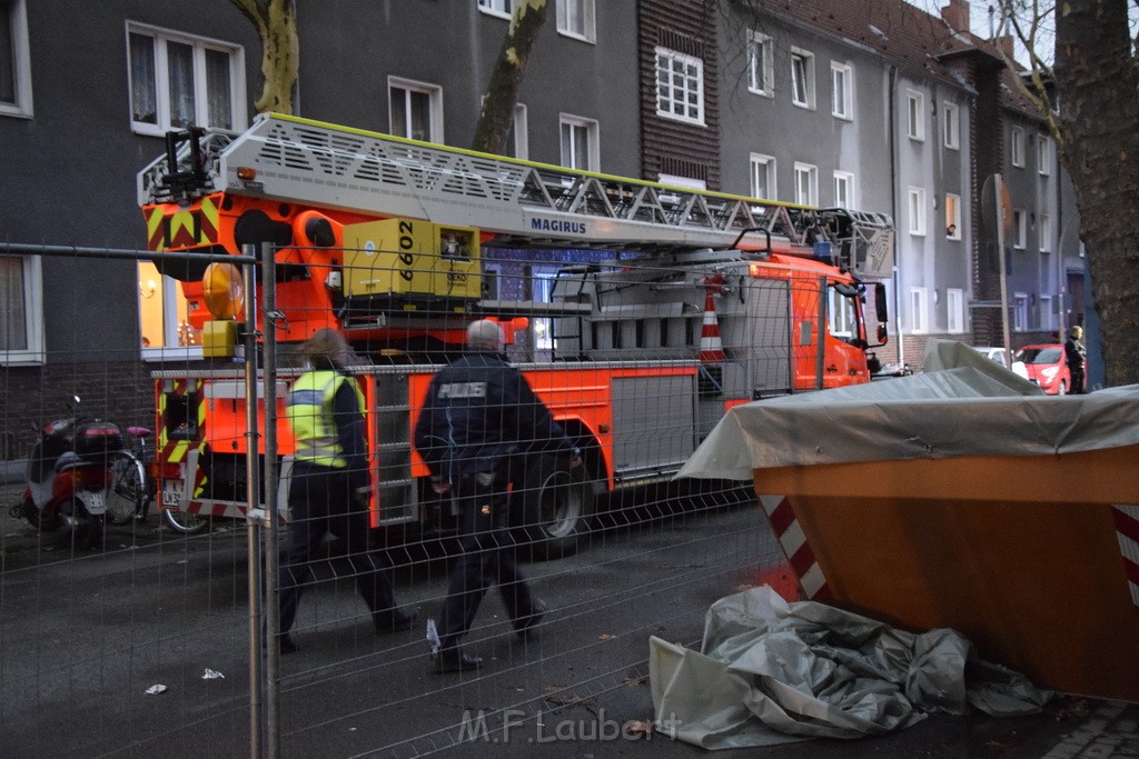 Feuer 2 Y durch Weihnachtsbaum  Koeln Ehrenfeld Alpenerstr P21.JPG - Miklos Laubert